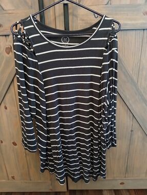 Maurices 2XL Striped Cold-Shoulder 3/4 Sleeve Tunic Top - Black & White